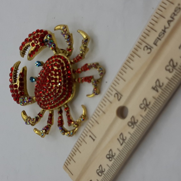 Red and Gold Crab Brooch - Picture 2 of 3